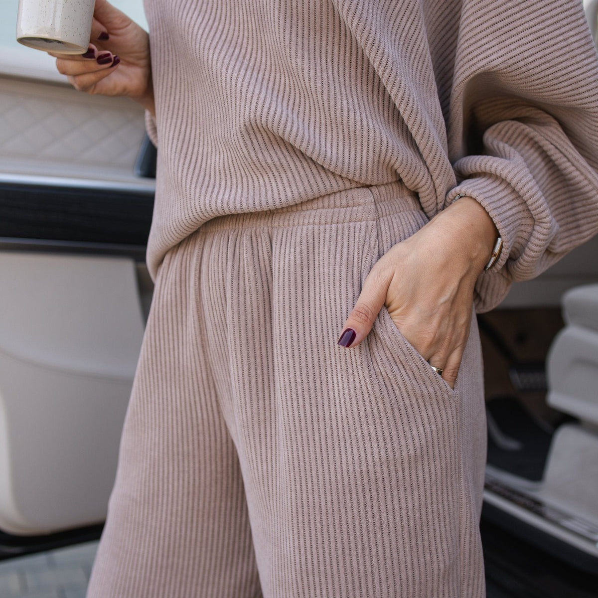 situation — VelvaRib™ – Compleu din catifea reiată, bluză lejeră + pantalon cu talie înaltă elastică, Cappuccino