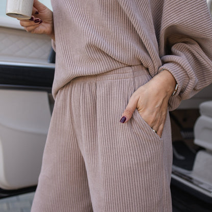 situation — VelvaRib™ – Compleu din catifea reiată, bluză lejeră + pantalon cu talie înaltă elastică, Cappuccino