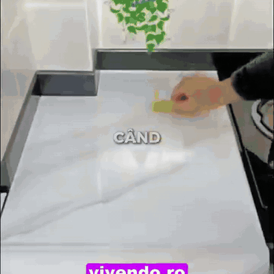 gif — Folie autoadezivă imitație marmură 60 x 300 cm – rezistentă la apă, pentru blat, bucătărie și baie