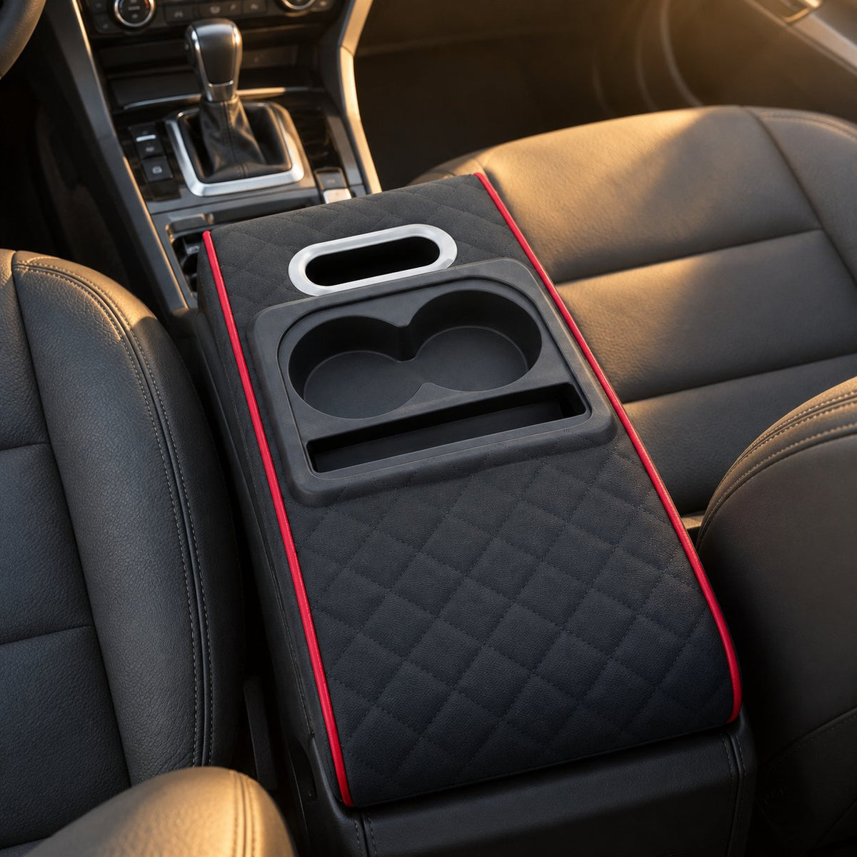 situation — Consolia™ – Cotieră Auto Matelasată cu 2 Suporturi de Pahare și Buzunare de Depozitare
