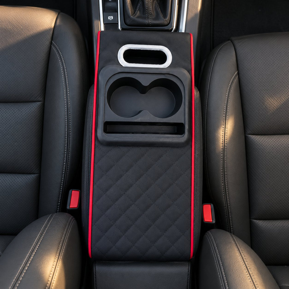situation — Consolia™ – Cotieră Auto Matelasată cu 2 Suporturi de Pahare și Buzunare de Depozitare